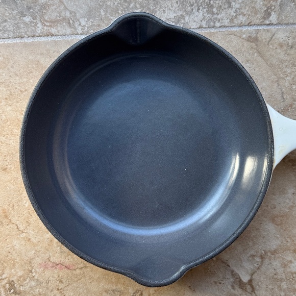 Le Creuset 20 Enameled Cast Iron Skillet Made In France Double Pour Spouts VGUC - Picture 5 of 9
